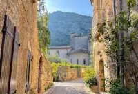 L'abbaye de Gellone, destination finale du chemin de Saint-Guilhem-le-Désert L'abbaye de Gellone, destination finale du chemin de Saint-Guilhem-le-Désert