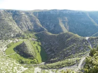 Le Cirque de Navacelles pour randonner près des  chambres d’hôtes Lou Pastre