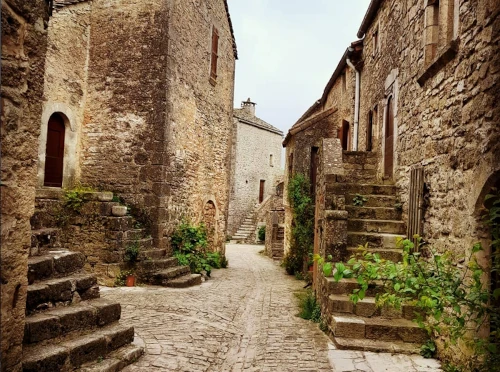 la couvertoirade village médiéval sur le larzac la couvertoirade village médiéval sur le larzac