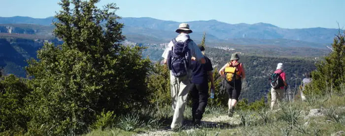 Randonneurs sur le causse qui surplombe le cirque de Navacelles